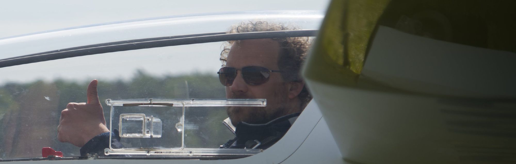 Een lid van ZC Flevo steekt zijn duim op vanuit de cockpit van de Discus-2b