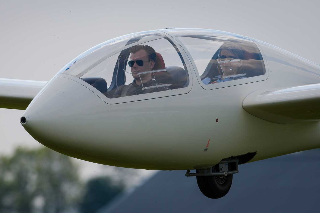 Twee leden van ZC Flevo samen in de cockpit van een tweezitter