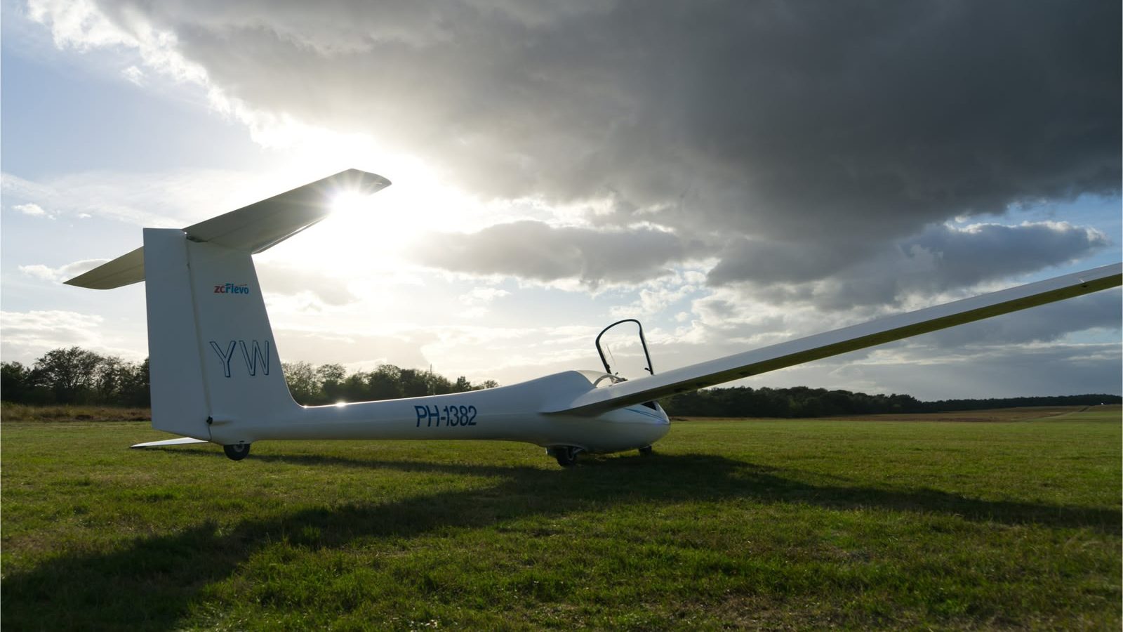 Schleicher ASK-21 (YW), het primaire trainingstoestel van ZC Flevo
