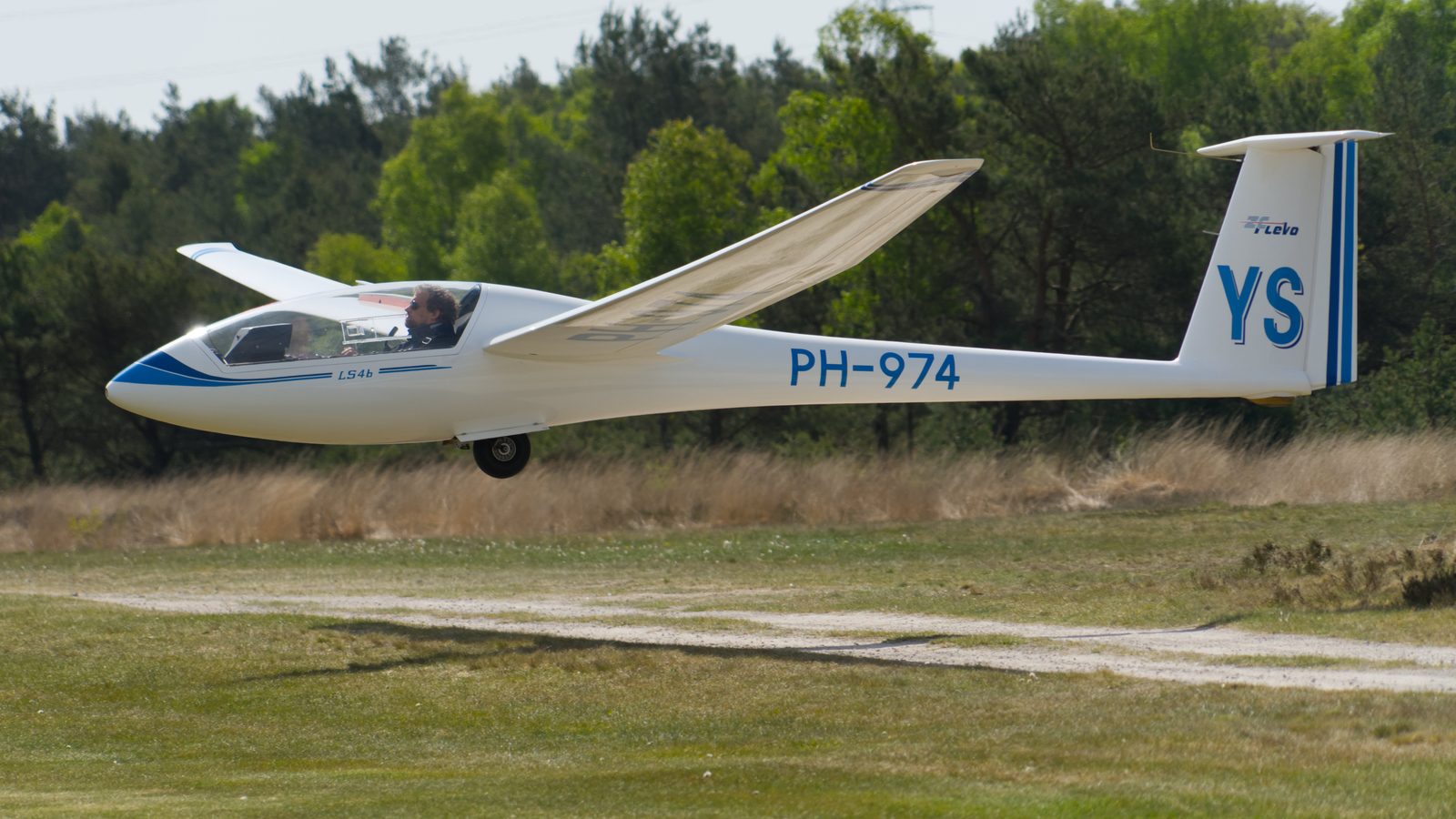 Rolladen-Schneider LS4-b (YS) van ZC Flevo